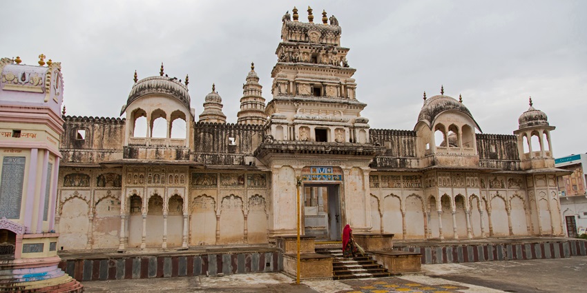 Wide angle front view of the temple buildings reflecting Old Rangji Temple's charm