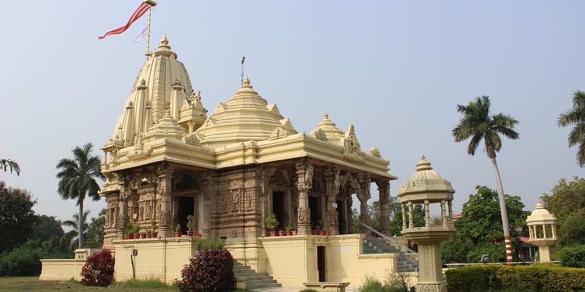Om Shri Baara Jyotirlinga Shiv Mandir, is among the best places to visit in Akola invites spiritual reflection.
