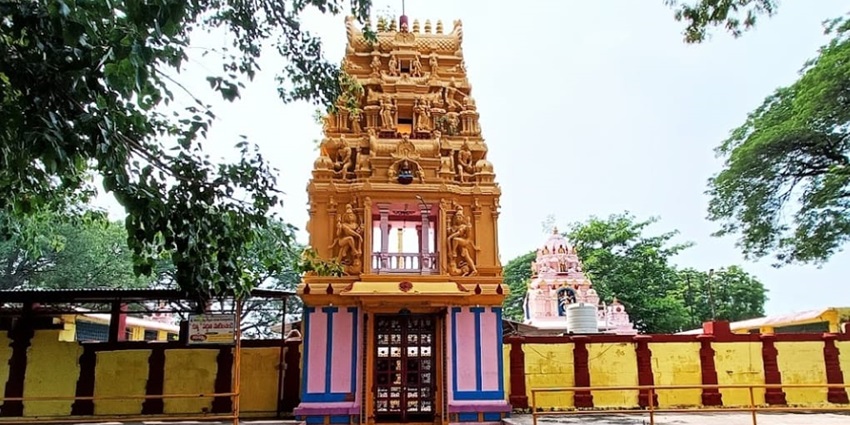 A picture of the entrance of a famous Shiva temple in Pathanamthitta, surrounded by trees
