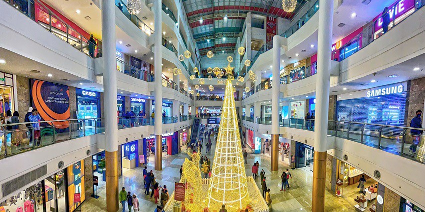 Omaxe Plaza, housing curated stores, is one of the oldest shopping malls in Ludhiana.