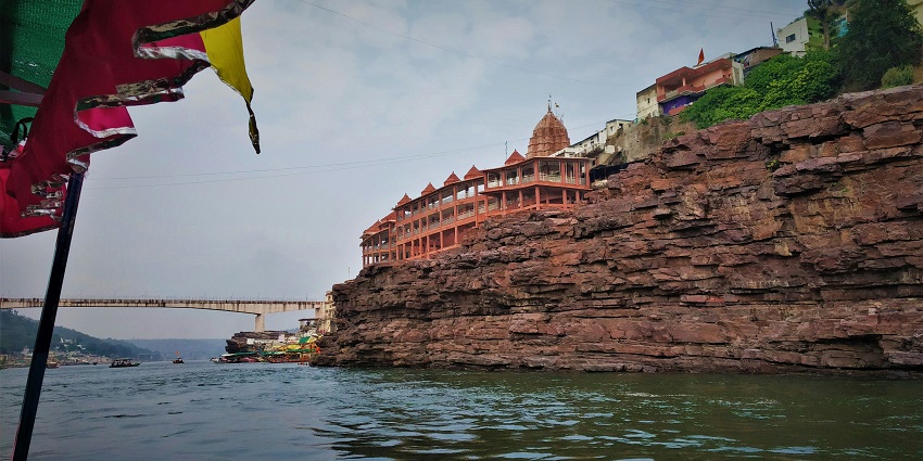 A view of Omkareshwar Island, one of the best places to visit near Ujjain for travellers.