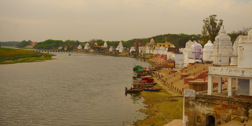 View of the Omkareshwar parikrama, one of the places to visit in Omkareshwar for devotees