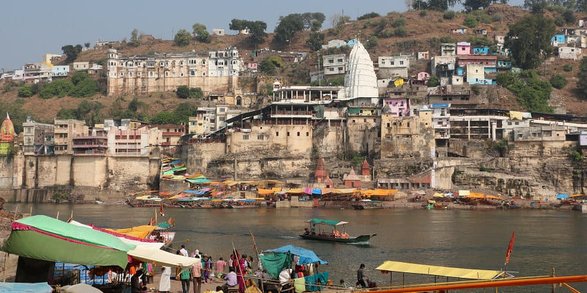 The significant Omkareshwar temple of MP is dedicated to Lord Shiva and is located in Mandhata