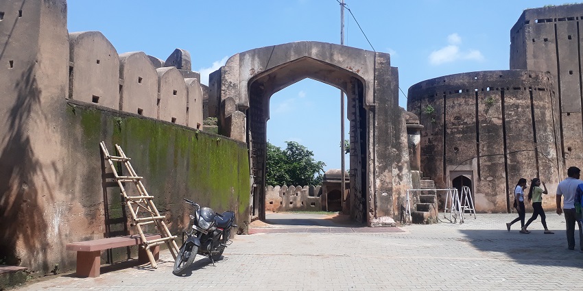 The grand entrance of Orchha Fort Complex, with its impressive architecture, is a famous place near Chaturbhuj Temple