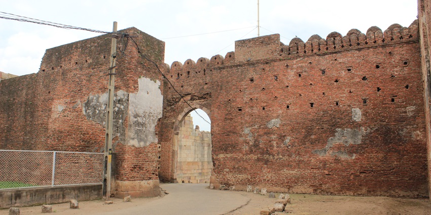 Visitors to the fort must consider a few important factors before planning their visit.