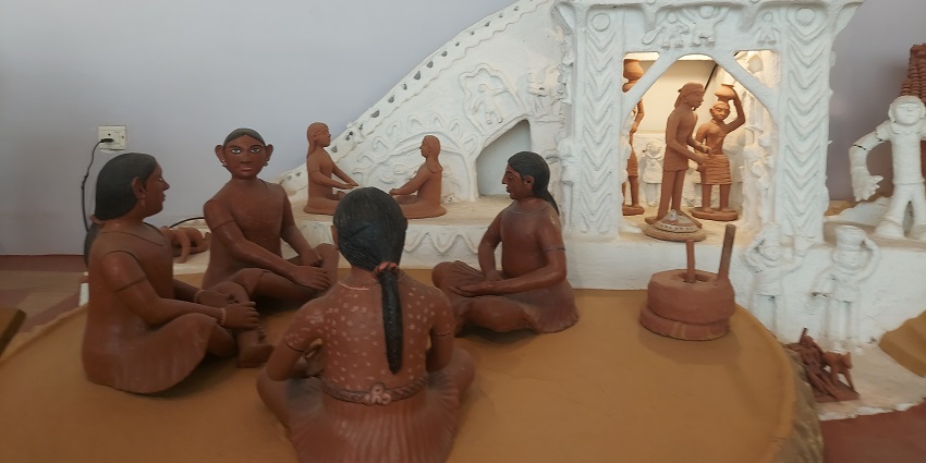An image of the sculptures displayed in the museum showcasing tribal people performing daily activities.