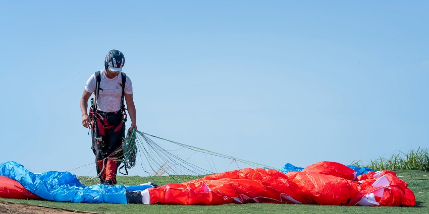 Make sure you follow the guidelines of your instructors while paragliding in Jaipur