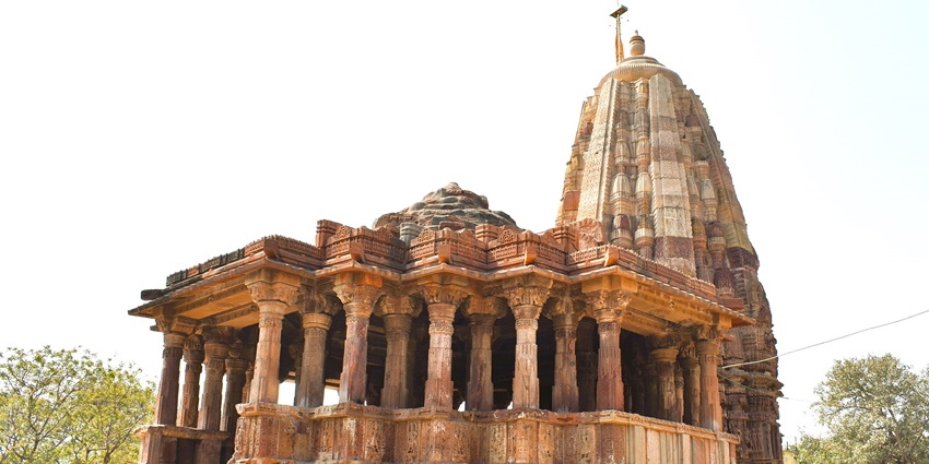 Devotees moving towards the entrance of Galteshwar Temple