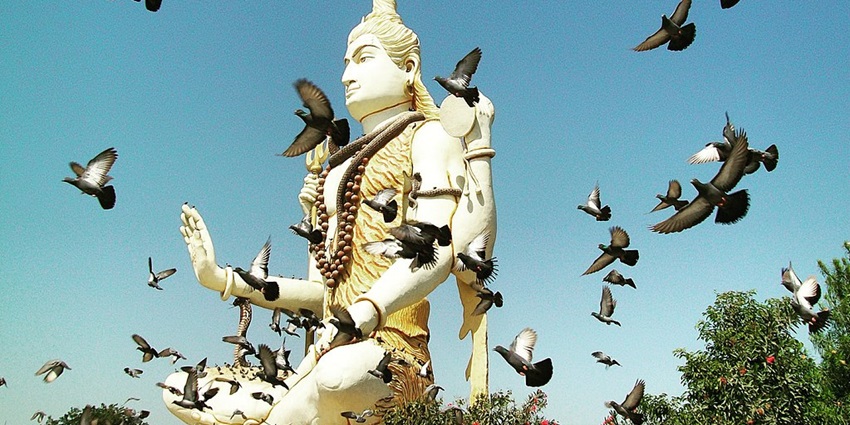 The majestic Shiva statue seen at Nageshwar Temple.