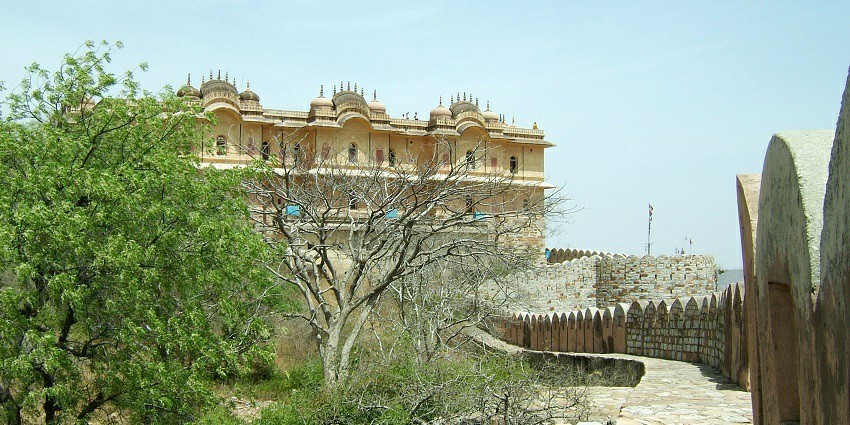 Pack wisely as a visit to Nahargarh Fort in Jaipur may require a lot of walking and hiking.