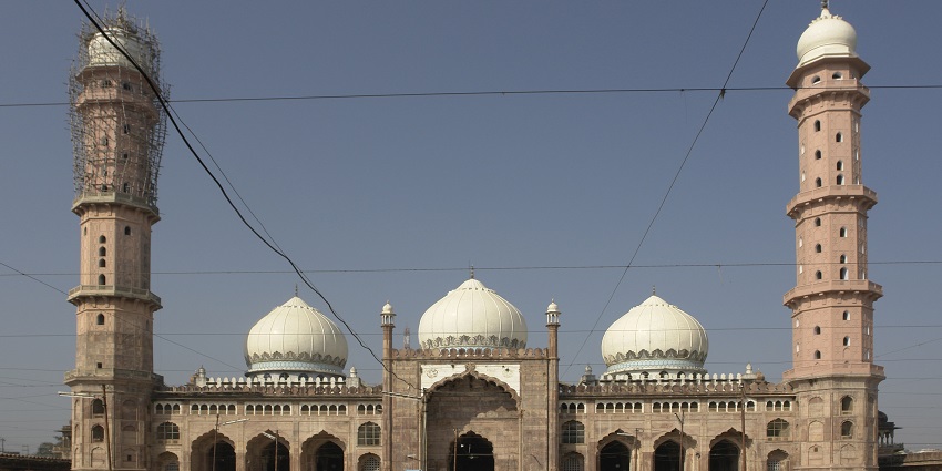Front view of Taj-ul-Masajid in Bhopal, showcasing its large domes and courtyard