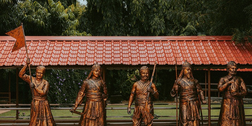 Wide angle view of copper statues depicting the scenes from the battle