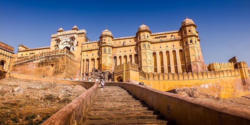 Visit the Churu Fort in Rajasthan to view the havelis and regal structures