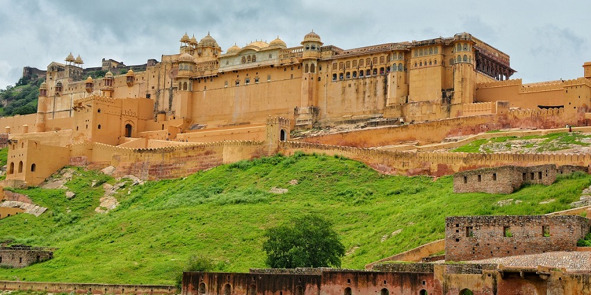 View the splendour of the Ajabgarh Fort in Rajasthan on your trip here
