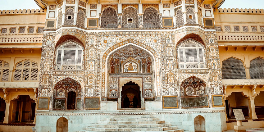 Make sure you follow all the safety guidelines when going on an elephant ride in Amber Fort