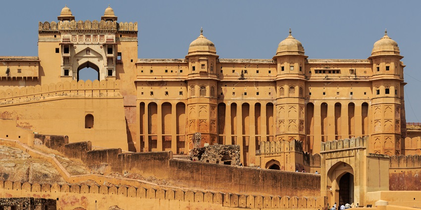 While visiting Kuchaman Fort, it's recommended to book a guide for elephant rides.