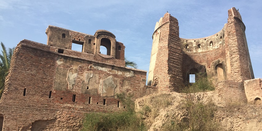 Image of Fort Manauli ruins in Punjab, one of the historical significance people must visit