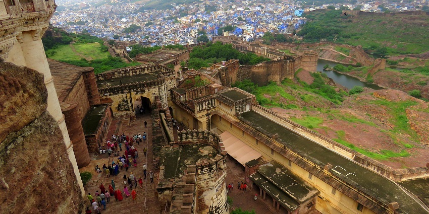 Pachewar Garh Fort offers stunning views, no entry fee, and dress comfortably.