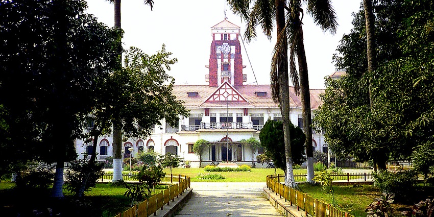 A view of a beautiful palace in Darbhanga surrounded by the lush trees and scenic garden