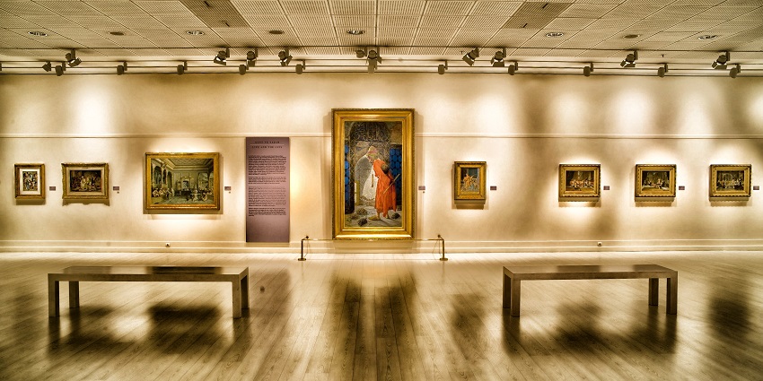 Image of a museum with the paintings and information about the paintings on the wall