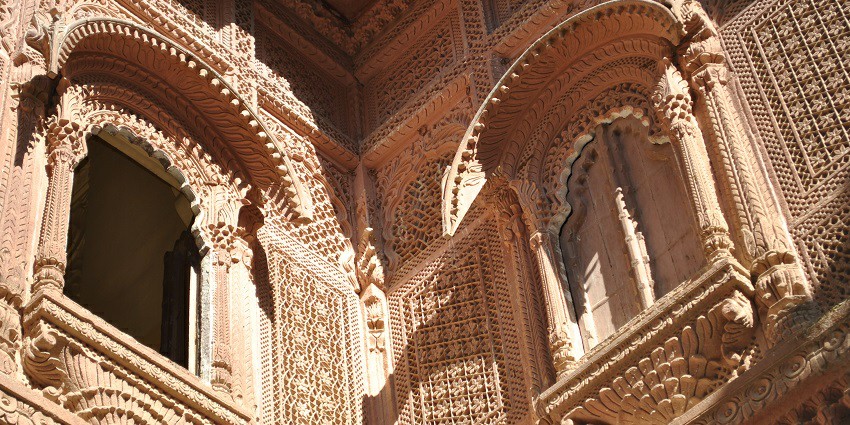 Intricate jharokha inside the Mehrangarh Fort Museum, showcasing Rajasthani artistry.