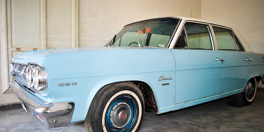 Visitors can admire rare classic cars, each with a unique history and development in the automotive sector.