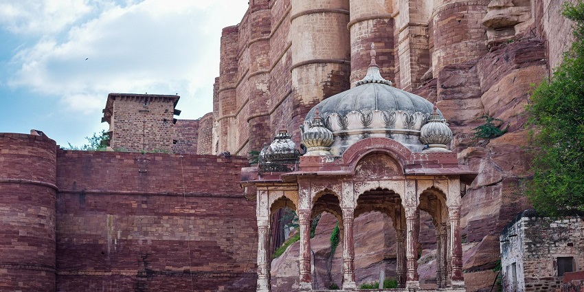 View inside the courtyard of the fort, with the fort building at the background