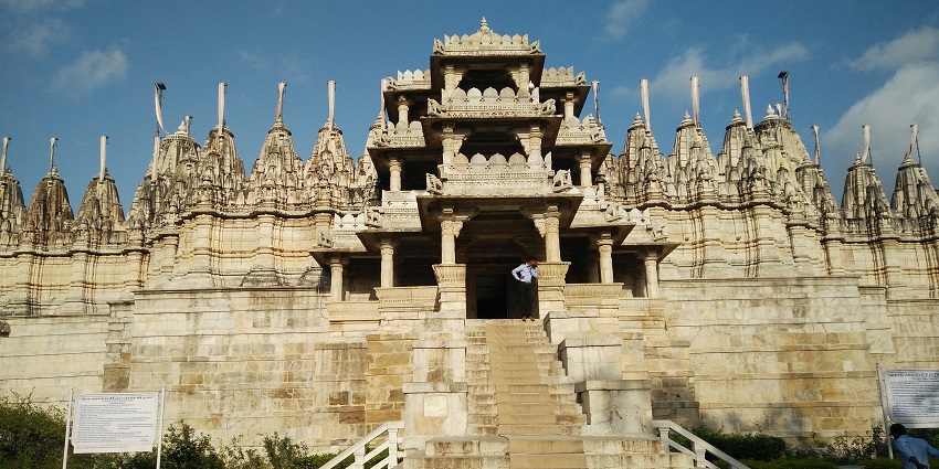 Here are a few things that you need to keep in mind while exploring the Ranakpur Temple.