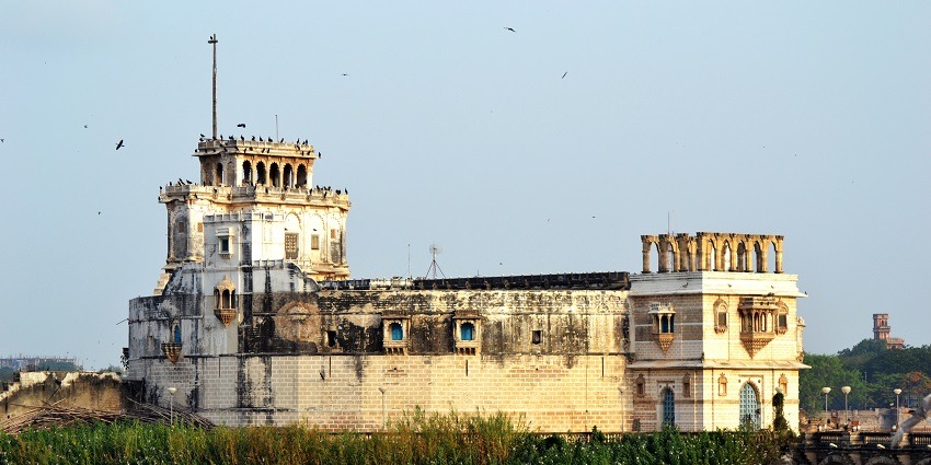 A close-up picture of the Lakhota Palace with its green surroundings