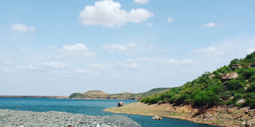 Picturesque view of thr crystal clear water of owk Reservoir surrounded by verdant hills