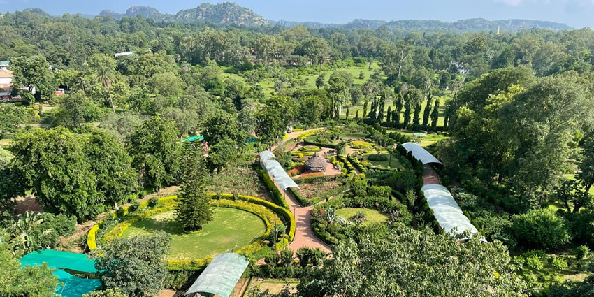 A breathtaking view of Pachmarhi, one of the best hill stations near Bihar for travellers.
