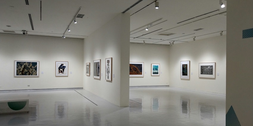 A glimpse of iconic paintings made by famous painters hanging at the tourist hotspot.