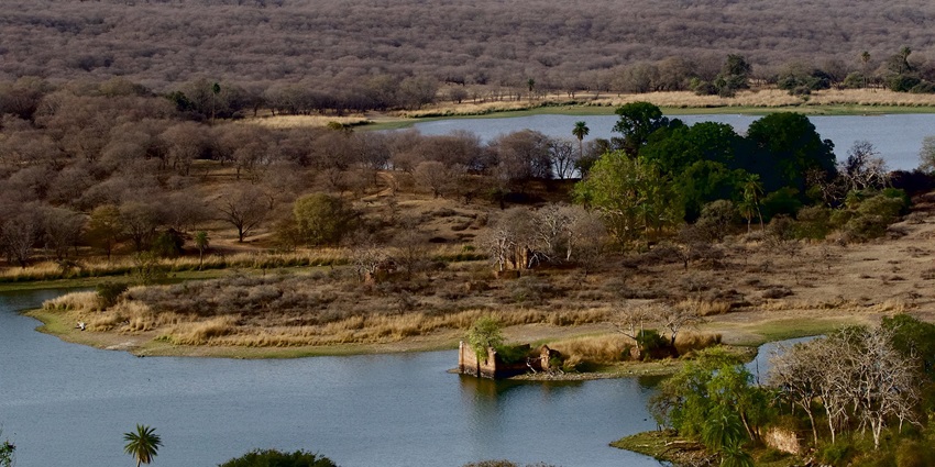 The scenic Padam Talao Lake is just a few kms away from the historic attraction.