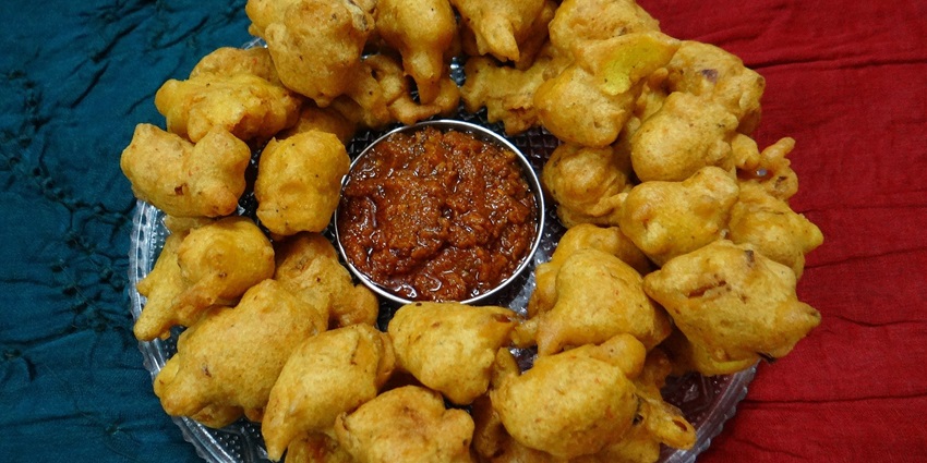 One of the best foods in Bikaner is crispy pakodi is a gram flour fritter and tangy chutney.