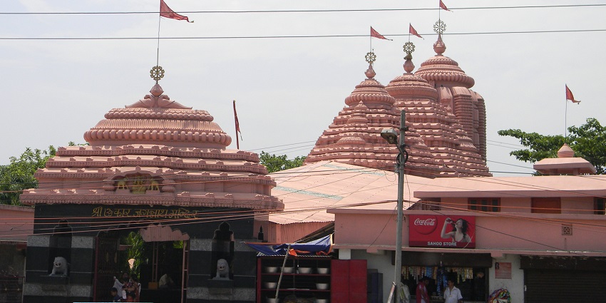 Panchalingeswar Temple, one of the Shiva Temples in Odisha, has the Shiva Lingas.