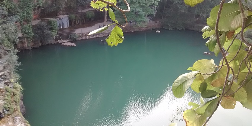 The picture of the Pandav Falls, one of the best places to visit near this wildlife sanctuary