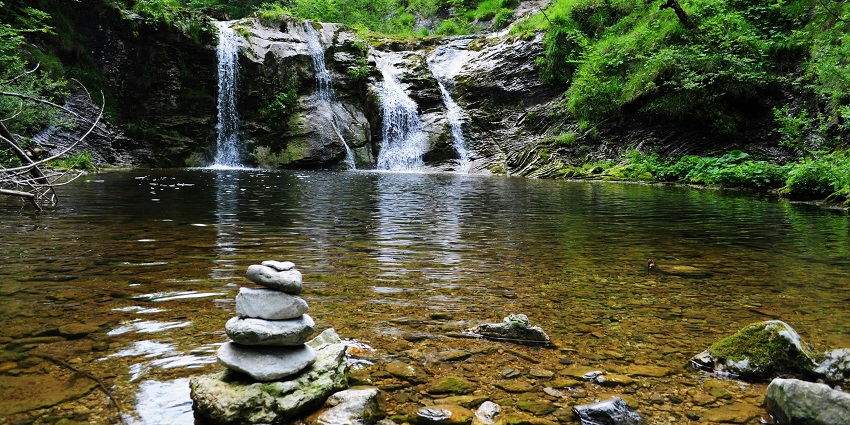 Pandav Falls, cascading down amidst greenery, are among the must-visit spots here.
