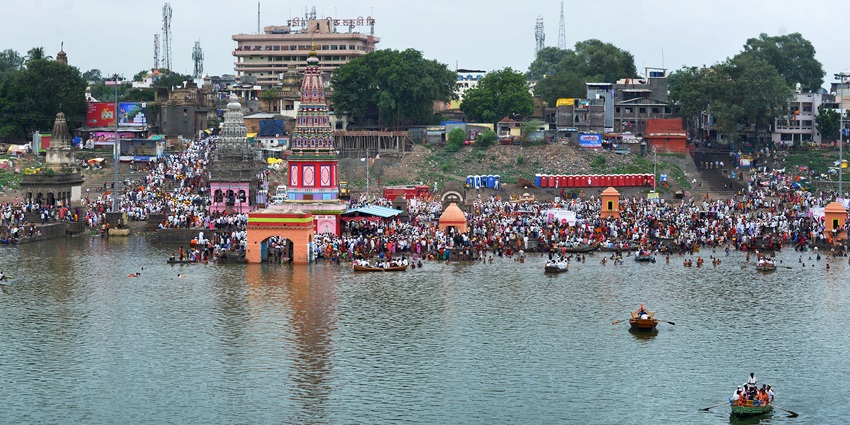 Pandharpur is one of the places to visit in Tuljapur, and attracts thousands of devotees.