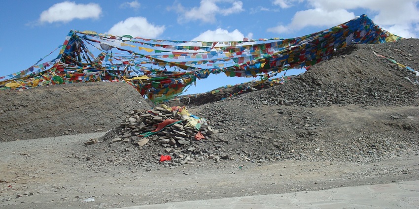 Pangla trek’s journey begins at Jibhi and ascends through scenic meadows and deep woodlands.
