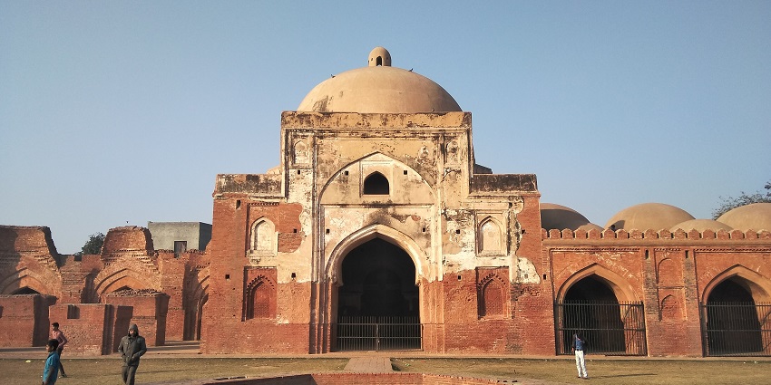 Kabuli Bagh Mosque located in Panipat, Haryana is a top tourist attraction here