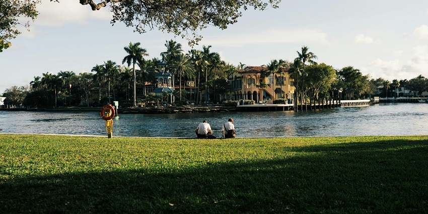 Panjim Riverside Park is a scenic place along the river for people to enjoy and relax.