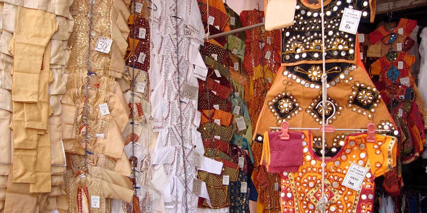 Shopping market in Jaisalmer features Rajasthani crafts, textiles, and handcrafted items.