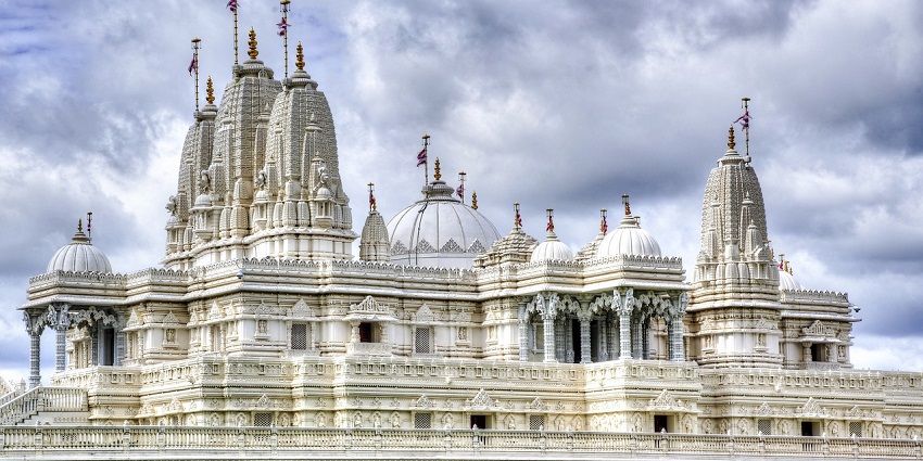 Intricately designed Hindu temple in Pushkar, showcasing the town's deep religious roots.
