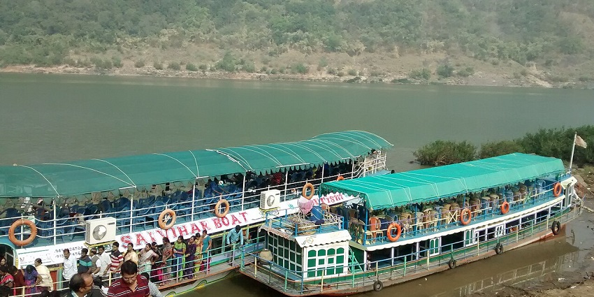 A view of Papikondalu, one of the stunning hill stations in Andhra Pradesh, for a scenic getaway.
