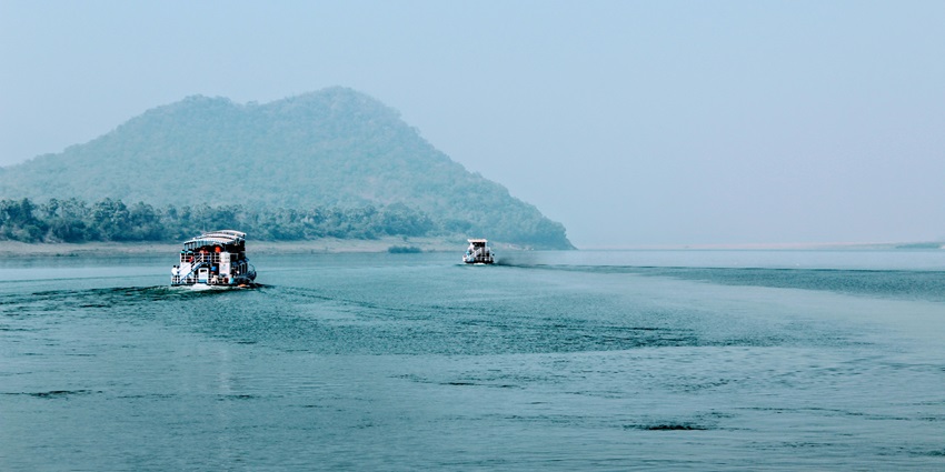 An image of a boat on River Wallly in Papikondalu - a place to visit near Rajahmundry.