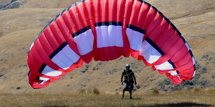 Paraglider landing over the deserts and sand dunes of Jaipur
