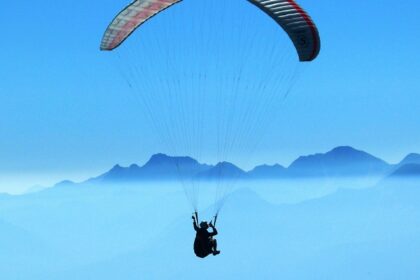 An image of paragliding in Kullu one of the most exciting sports to do this trip.