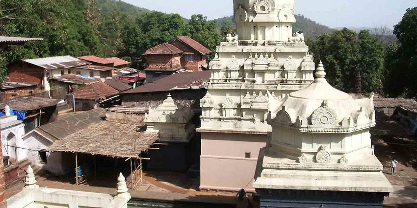 There are many places to visit in Chiplun including Parshuram Temple with intricate carvings and views.
