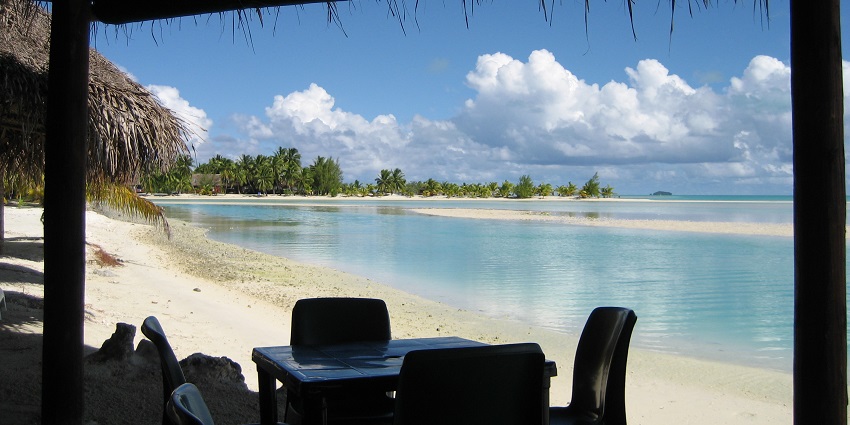Enjoy a party at Apache Beach Bar with a drink on the rocks and music on full volume.