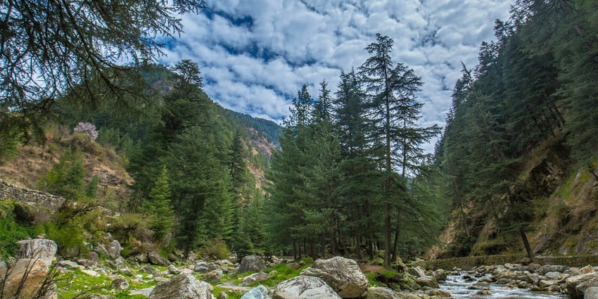 A picture of a valley in Himachal Pradesh surrounded by one of the most scenic views